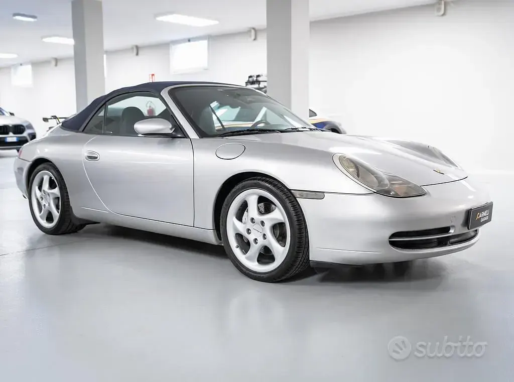 Usata Porsche 911 Carrera 4 Cabriolet 300 CV (220 kW) 2000 Vernice argento metallizzato Cabrio