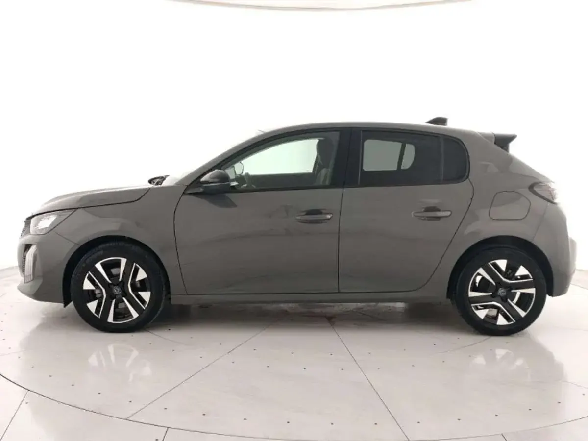 Usata Peugeot 208 Allure 101 CV (74 kW) 2025 Grigio selenium metallizzato Utilitaria