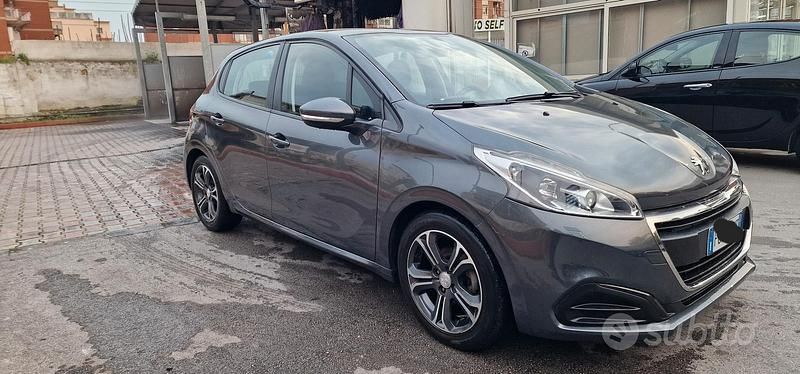 Gebraucht Peugeot 208 Active 75 PS (55 kW) 2017 Grau Kleinwagen