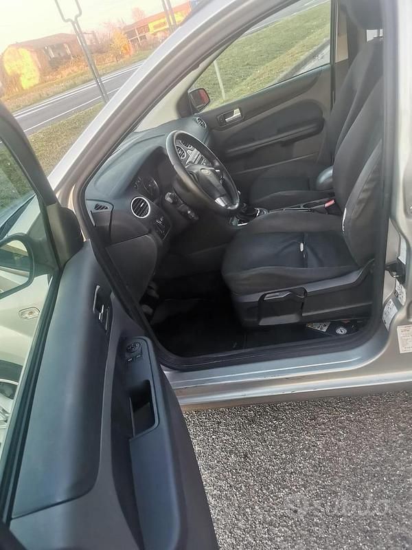 Begagnad Ford Focus 90 HK (66 kW) 2006 Grå Kombi