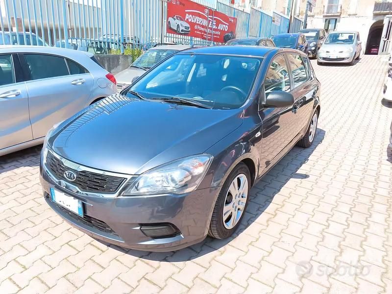 Begagnad Kia Ceed 90 HK (66 kW) 2010 Grå Halvkombi