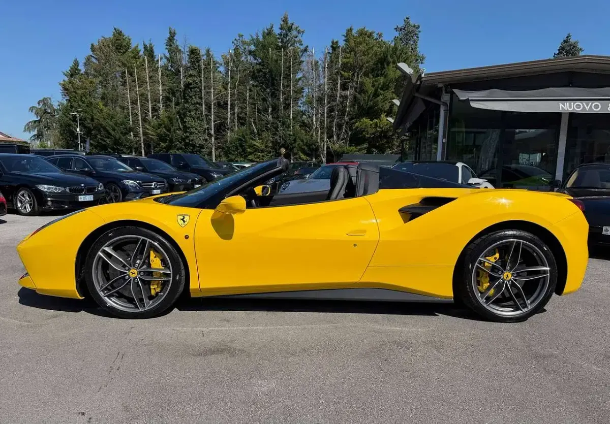 Usata Ferrari 488 670 CV (492 kW) 2017 Giallo modena Cabrio