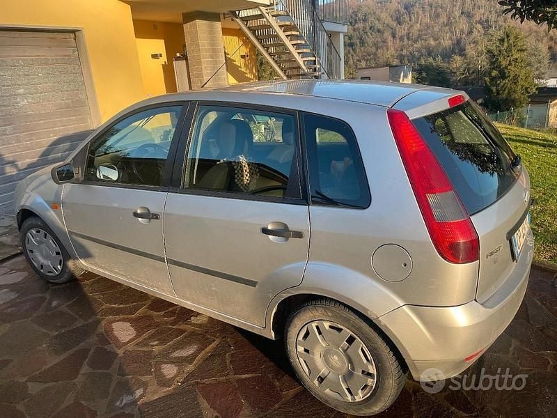Usata Ford Fiesta 2004 Grigio Utilitaria