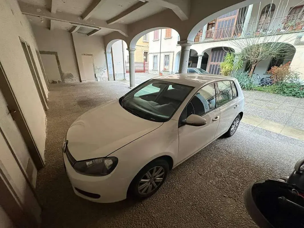 Usata VW Golf VI Comfortline 105 CV (77 kW) 2011 Bianco Utilitaria