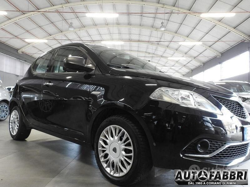 Usata Lancia Ypsilon 69 CV (50 kW) 2015 Grigio Utilitaria