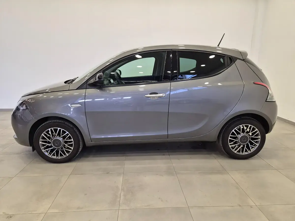 Usata Lancia Ypsilon Silver 69 CV (50 kW) 2022 Grigio Utilitaria