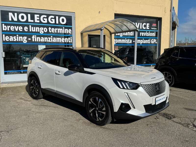 Bianco perla Usata 2021 Peugeot e-2008 GT SUV | 17.500 € (Buon prezzo) - Immagine 1/4