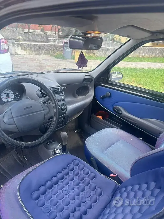 Käytetty Fiat 600 39 HP (28 kW) 2000 Musta Sedan