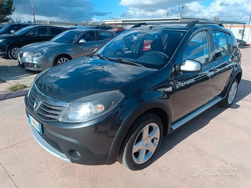 Grigio Usata 2011 Dacia Sandero Stepway Due volumi | 5000 € (Cara) - Immagine 1/4