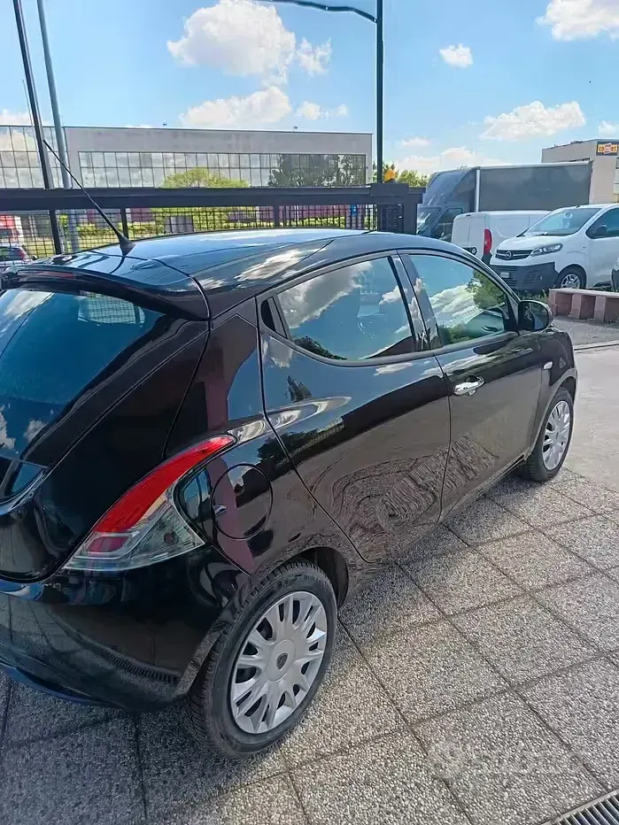 Usata Lancia Ypsilon Gold 69 CV (50 kW) 2014 Nero Utilitaria