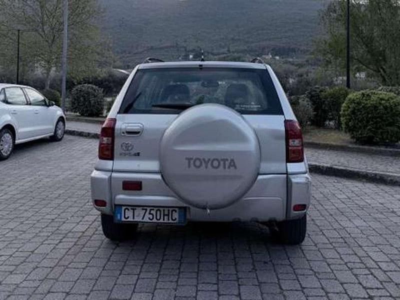 Usata Toyota RAV4 116 CV (85 kW) 2004 Argento SUV