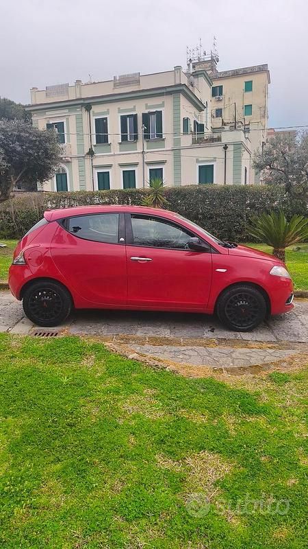Usata Lancia Ypsilon Gold 69 CV (50 kW) 2017 Rosso Utilitaria
