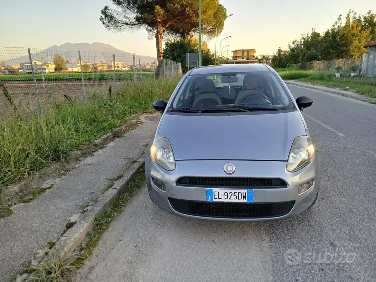 Begagnad Fiat Punto Dynamic 75 HK (55 kW) 2012 Grå Halvkombi