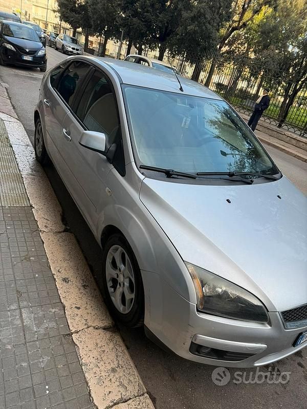 Begagnad Ford Focus 90 HK (66 kW) 2008 Grå Halvkombi
