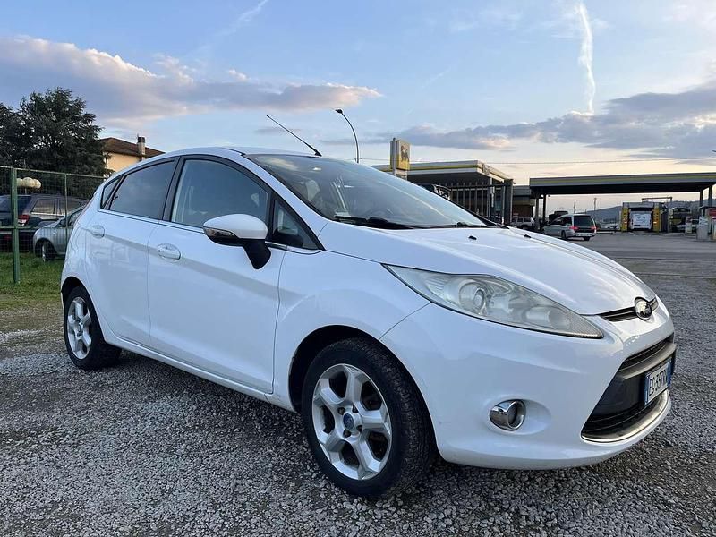 Other Usata 2011 Ford Fiesta Titanium Tre volumi | 4990 € (Buon prezzo) - Immagine 1/4