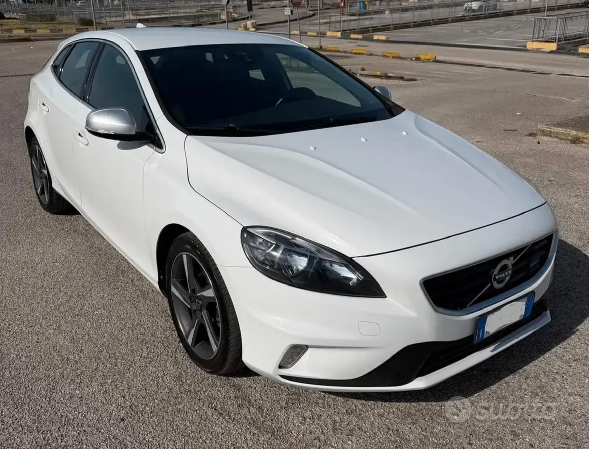 Usata Volvo V40 R-Design Kinetic 115 CV (84 kW) 2015 Bianco Berlina