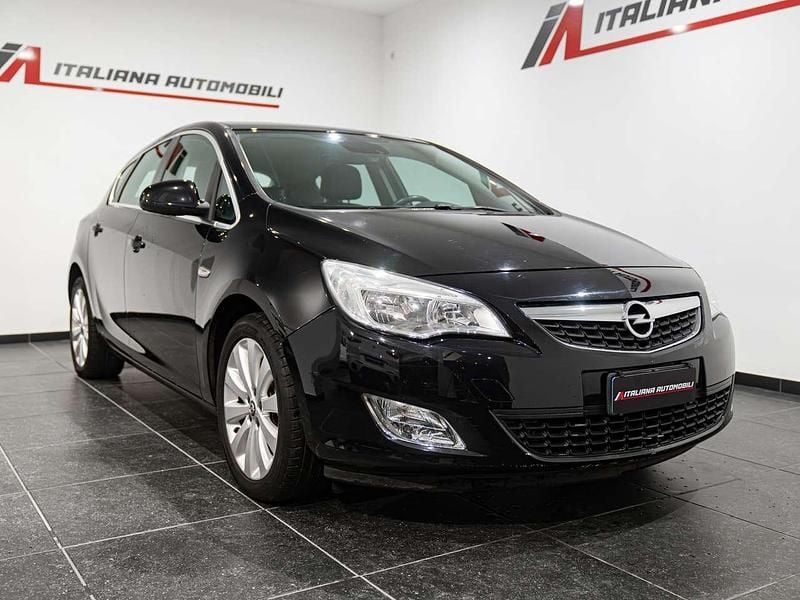 Nero Usata 2010 Opel Astra Cosmo Tre volumi | 6250 € (Buon prezzo) - Immagine 1/4