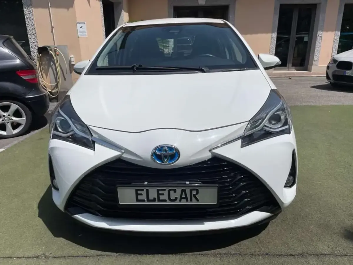 Usata Toyota Yaris Hybrid Business Edition 73 CV (53 kW) 2018 Bianco Berlina