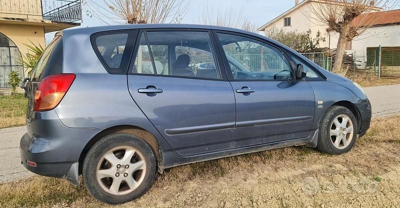 Usata Toyota Corolla Verso 2003 Blu Monovolume