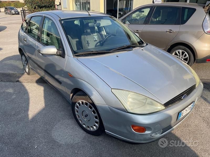 Usata Ford Focus Ghia 100 CV (73 kW) 1999 Grigio Berlina