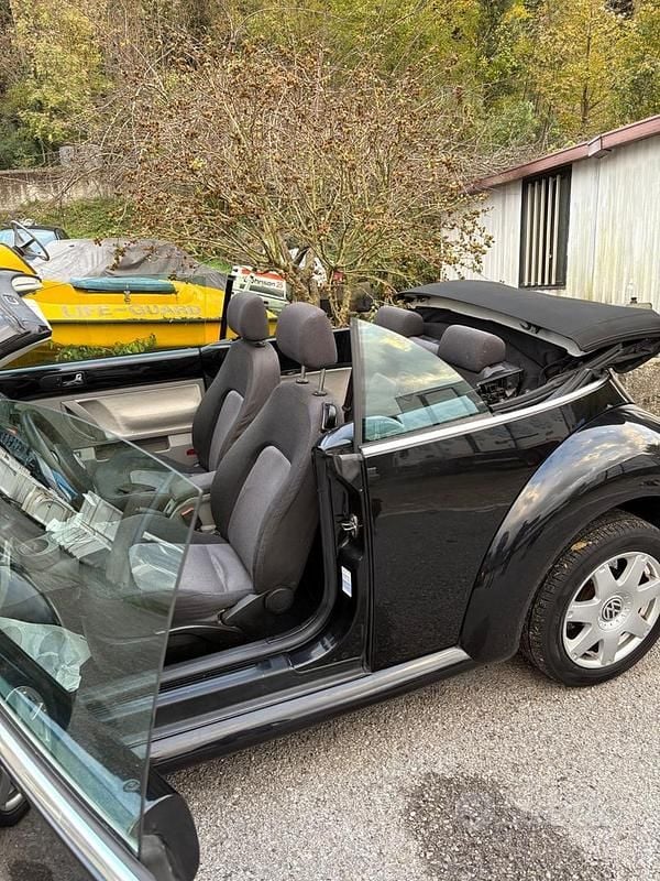 Usata VW Beetle Cabriolet 101 CV (74 kW) 2005 Nero Cabrio