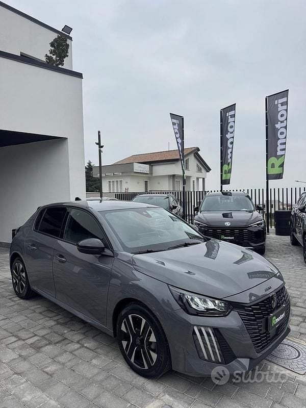 Usata Peugeot 208 Allure 100 CV (73 kW) 2025 Grigio Utilitaria