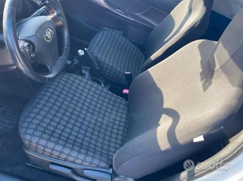 Käytetty Toyota iQ 68 HP (50 kW) 2011 Valkoinen Viistoperä