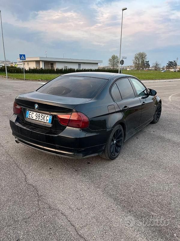 Usata BMW 318 Comfort Edition 143 CV (105 kW) 2010 Nero Berlina