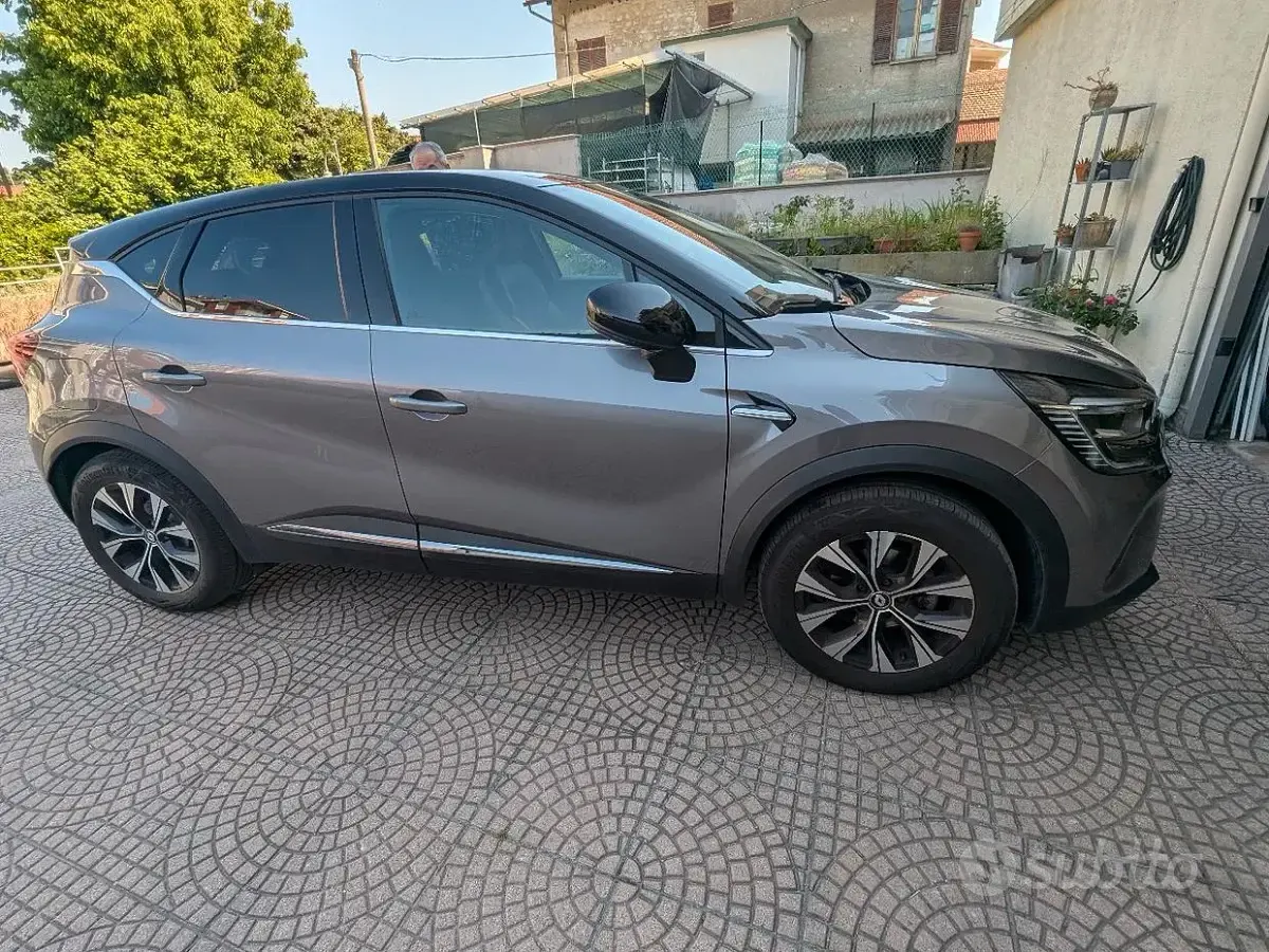 Usata Renault Captur 91 CV (66 kW) 2023 Grigio SUV