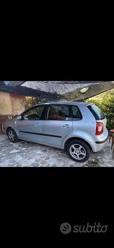 Grigio Usata 2002 VW Polo Tre volumi | 2500 € (Buon prezzo) - Immagine 1/4