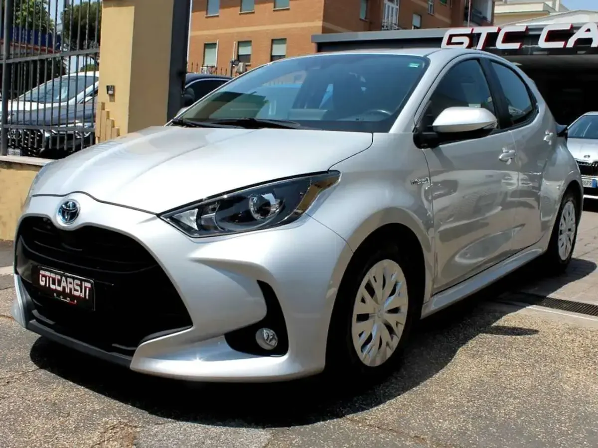 Usata Toyota Yaris Hybrid 92 CV (67 kW) 2021 Silver met. Berlina