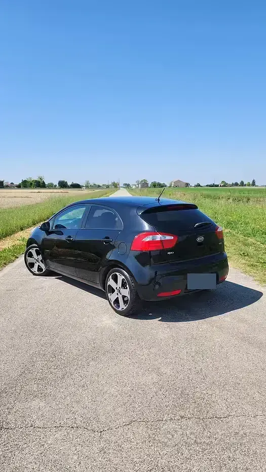 Usata Kia Rio 90 CV (66 kW) 2013 Nero Berlina