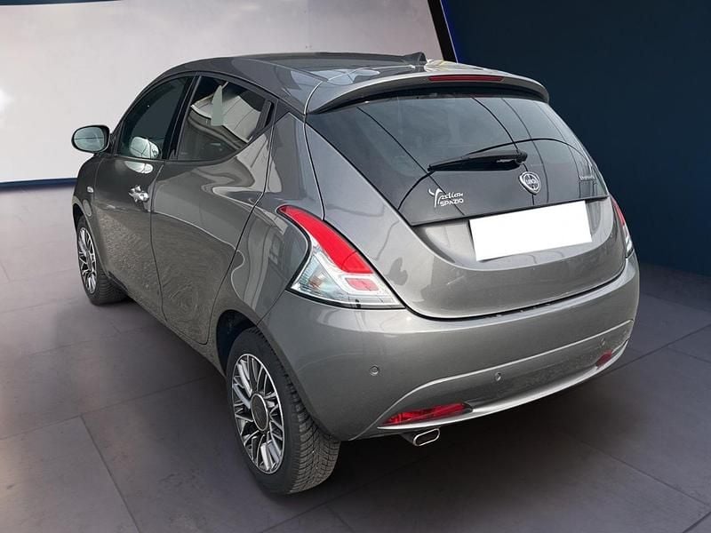 Usata Lancia Ypsilon Gold 70 CV (51 kW) 2022 Grigio Utilitaria