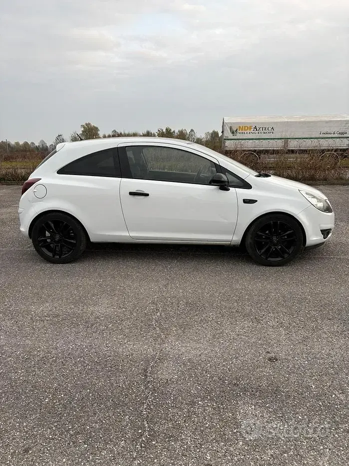 Usata Opel Corsa 80 CV (58 kW) 2009 Bianco Utilitaria