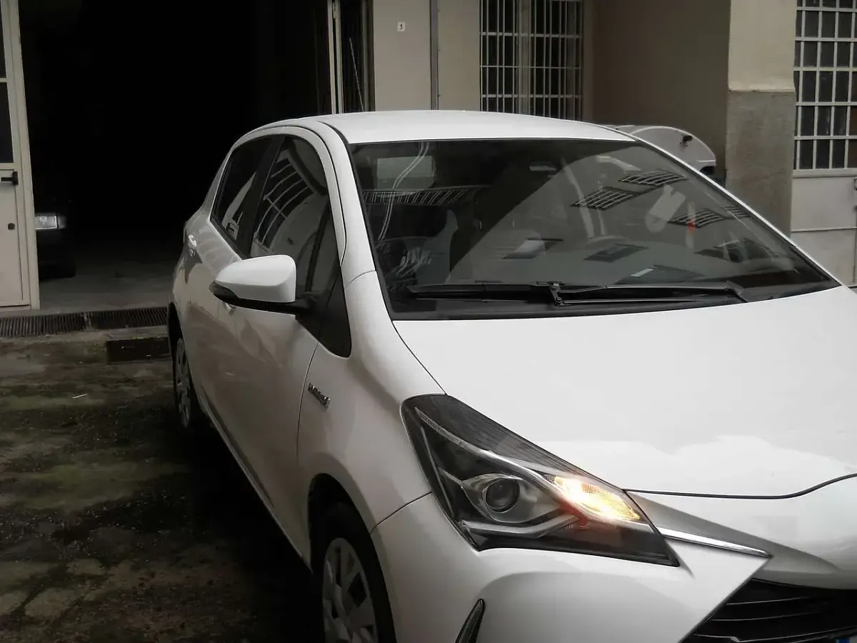 Usata Toyota Yaris Hybrid Business Edition 73 CV (53 kW) 2020 Bianco Berlina