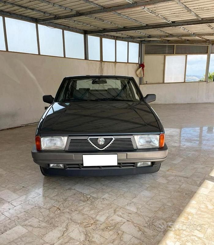 Usata Alfa Romeo 75 120 CV (88 kW) 1987 Blu Berlina