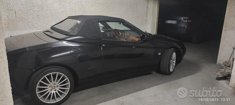 Begagnad Alfa Romeo Spider 144 HK (105 kW) 1999 Svart Cab
