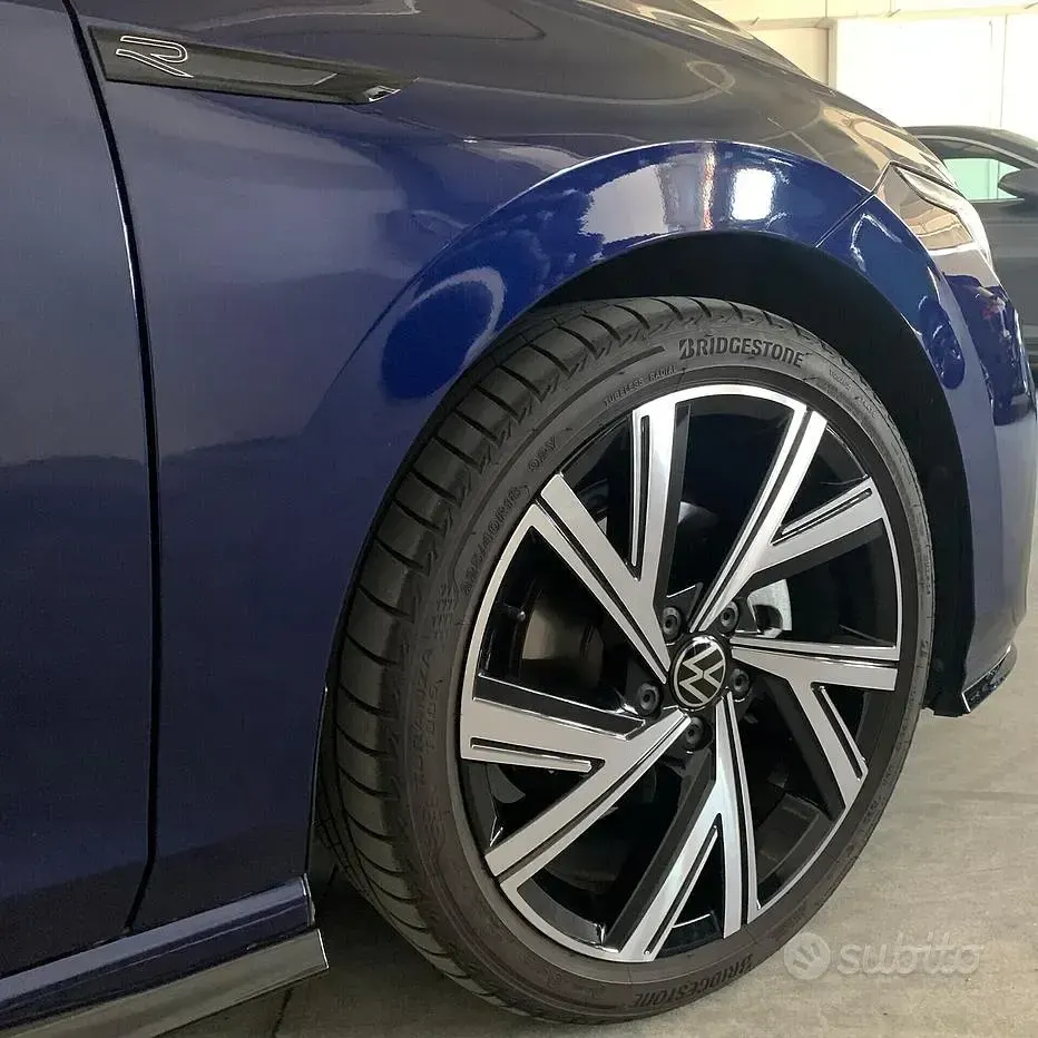 Usata VW Golf VIII R-line 150 CV (110 kW) 2023 Atlantic blue Berlina