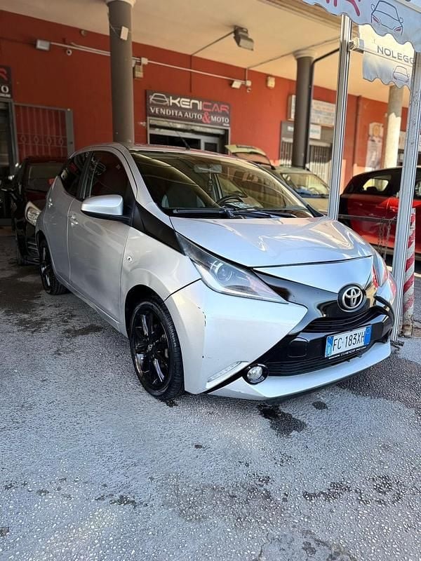 Usata Toyota Aygo X-play 69 CV (50 kW) 2016 Grigio Utilitaria