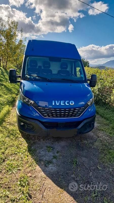 Usata Iveco Daily 180 CV (132 kW) 2021 Blu Berlina