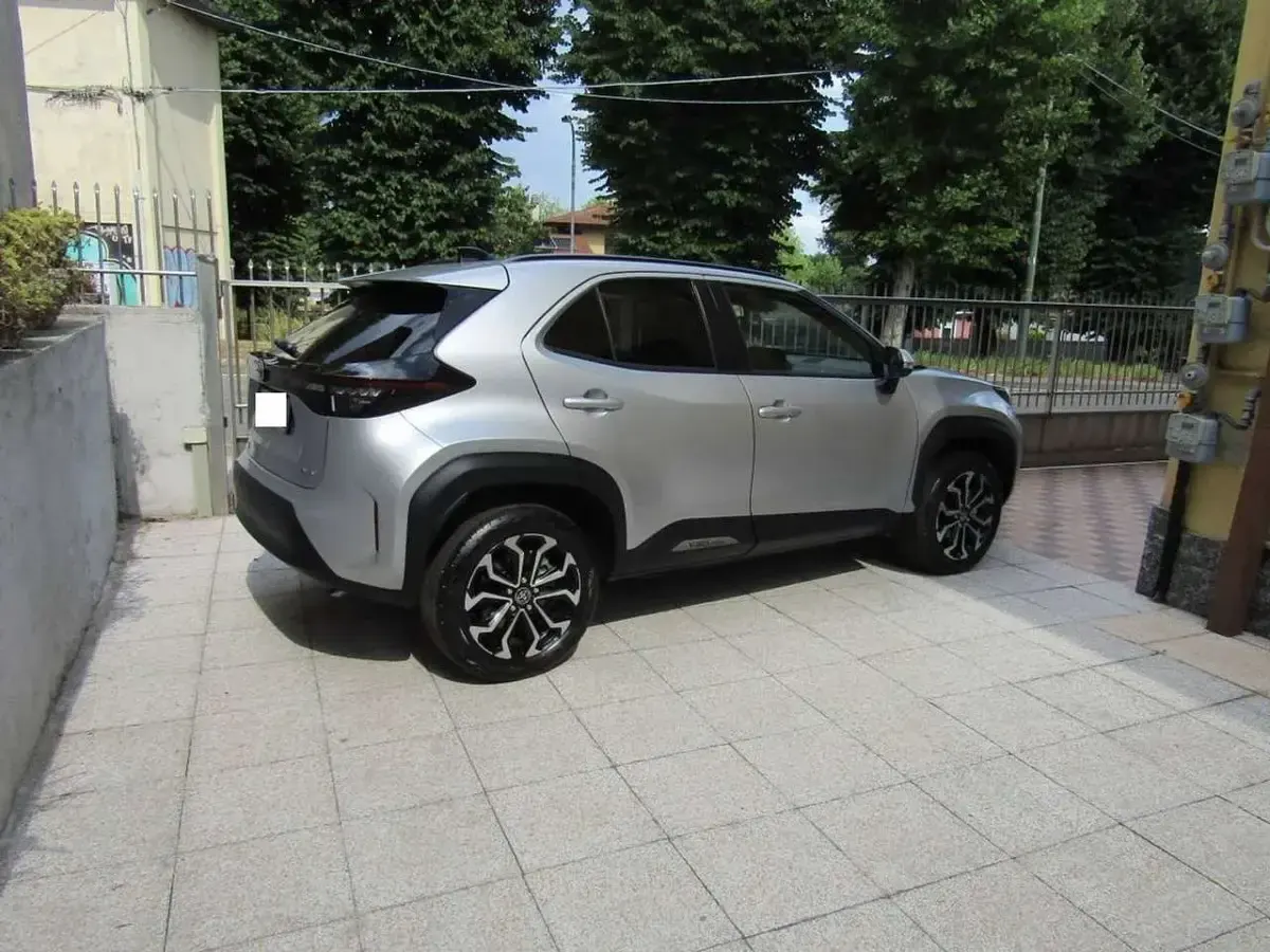 Nuova Toyota Yaris Cross Plus 92 CV (67 kW) 2025 Argento SUV