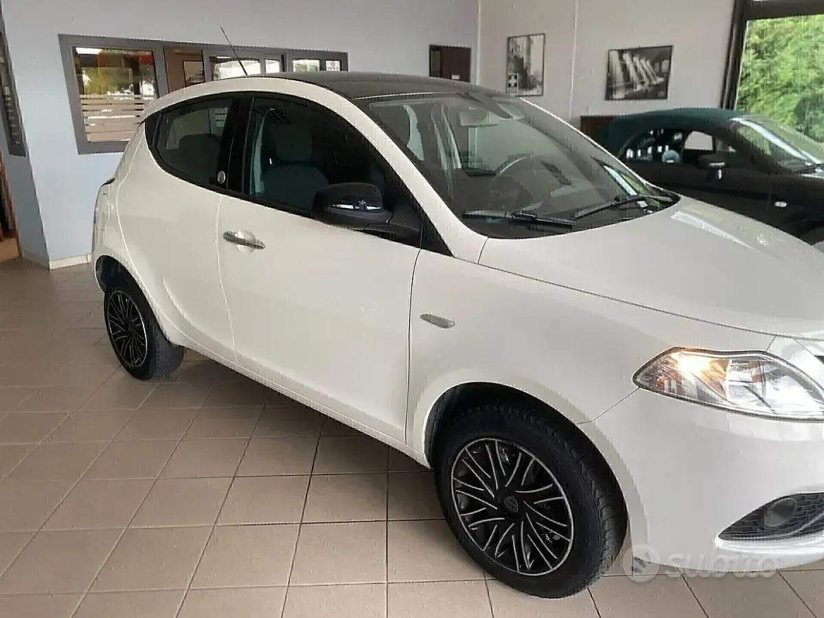 Usata Lancia Ypsilon 70 CV (51 kW) 2019 Bianco Utilitaria