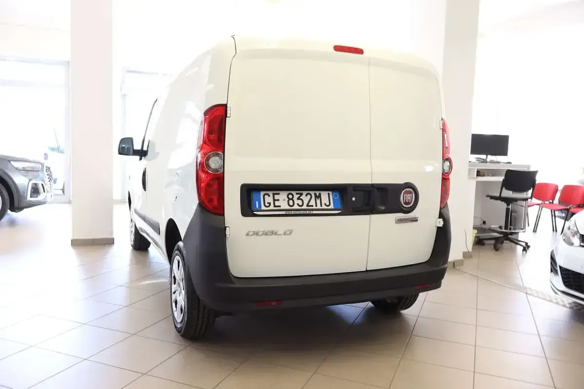 Usata Fiat Doblò Lounge 105 CV (77 kW) 2021 Bianco Monovolume
