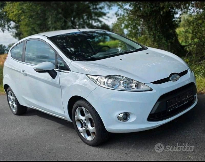 Bianco Usata 2010 Ford Fiesta Tre volumi | 4500 € (Buon prezzo) - Immagine 1/4
