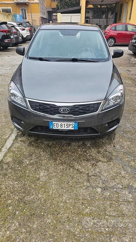 Grigio Usata 2010 Kia Ceed Due volumi | 4500 € - Immagine 1/4