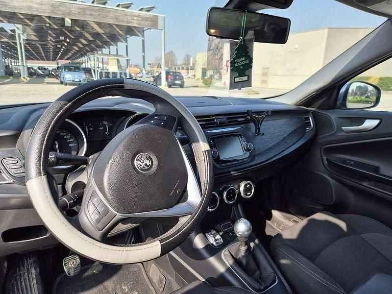 Usata Alfa Romeo Giulietta 120 CV (88 kW) 2018 Argento Utilitaria