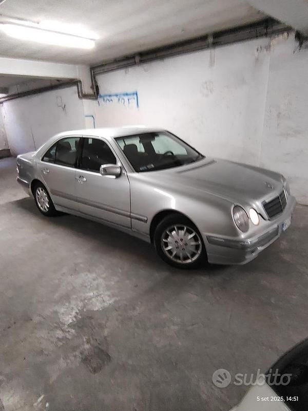 Usata Mercedes E270 Elegance 136 CV (100 kW) 2000 Grigio Berlina