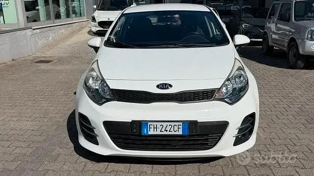 Usata Kia Rio Active 75 CV (55 kW) 2017 Bianco Berlina
