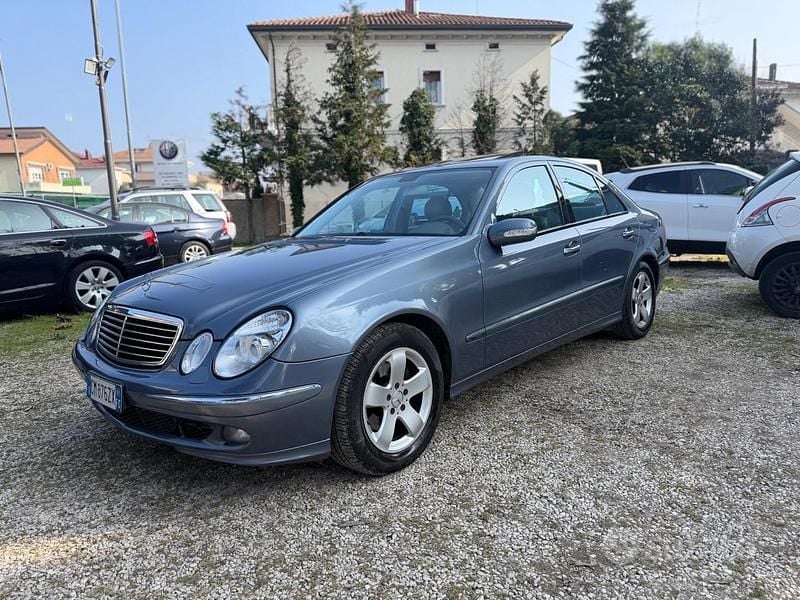 Usata Mercedes E220 Avantgarde 149 CV (109 kW) 2004 Blu Berlina