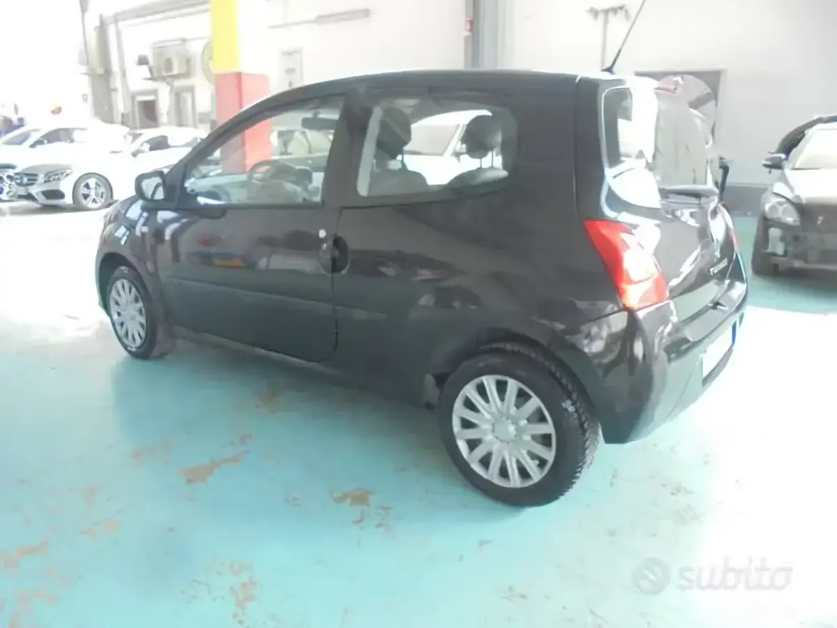 Usado Renault Twingo Dynamique 58 CV (42 kW) 2010 Negro Utilitario